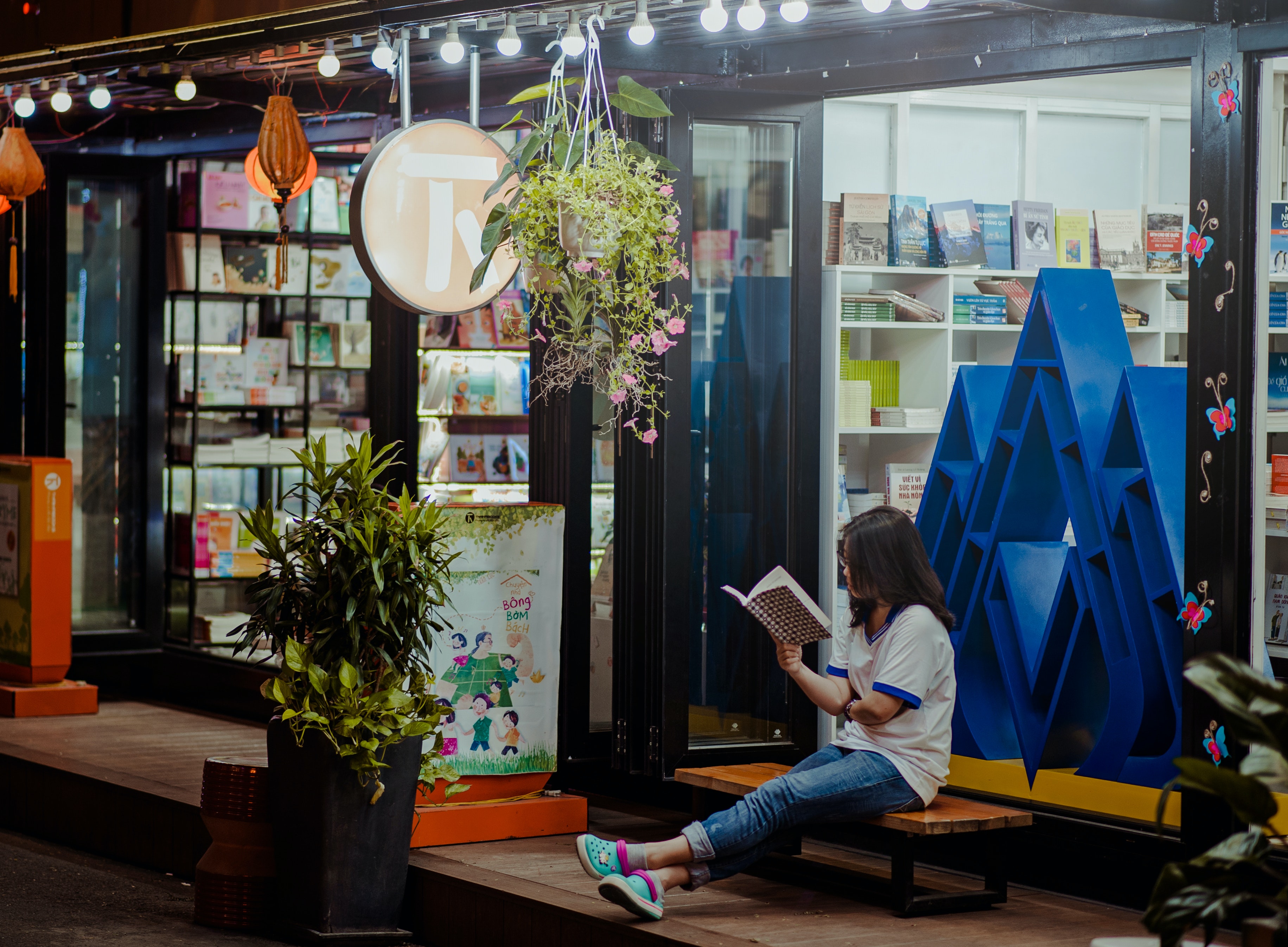 Find Great Reads at These Bookstores Around Cambridge